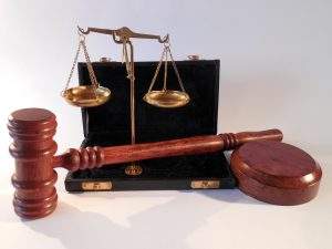 法律天平與法槌質感特寫：象徵混合辦公模式下的勞動法合規與員工隱私權保護平衡