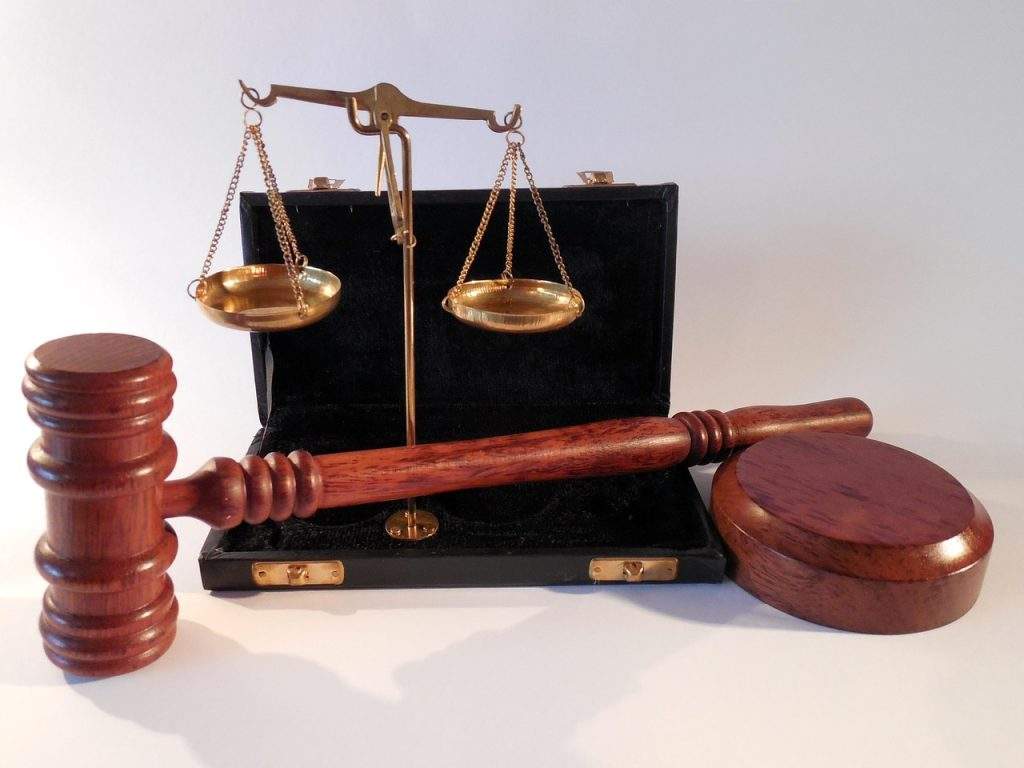 法律天平與法槌質感特寫：象徵混合辦公模式下的勞動法合規與員工隱私權保護平衡