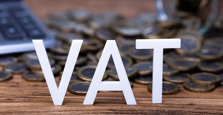 歐洲 VAT 稅務符號，象徵跨境電商合規佈局的嚴謹性與策略價值。